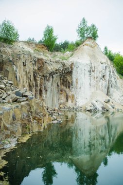 Mevduat minerallerin. Bazalt. Taş ocağı