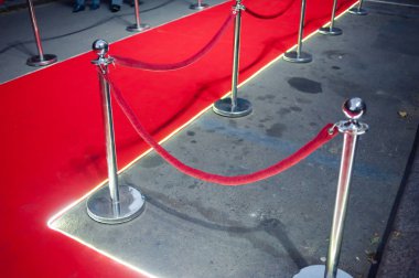 kırmızı halı - geleneksel tören ve resmi vesilelerle devlet tarafından izlenen yolu işaretlemek için kullanılan