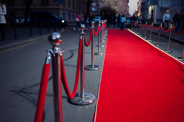 红色地毯 传统上是用来标记国家元首在礼仪和正式场合采取的路线 — 图库照片