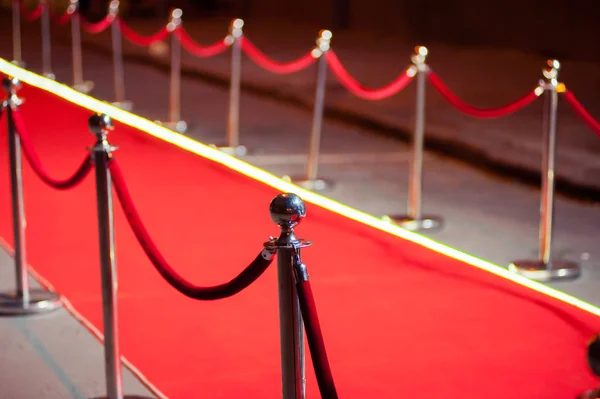 红色地毯 传统上是用来标记国家元首在礼仪和正式场合采取的路线 — 图库照片