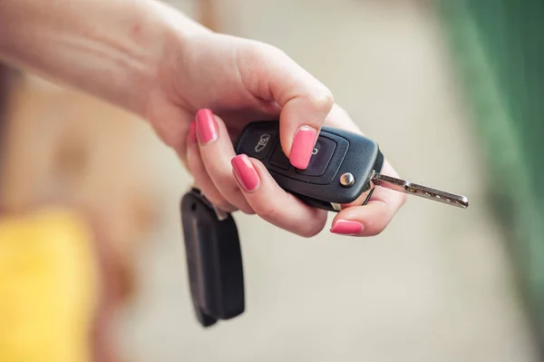 Autoschlüssel Der Hand Der Frau Verkäufer Und Transportversicherung — Stockfoto