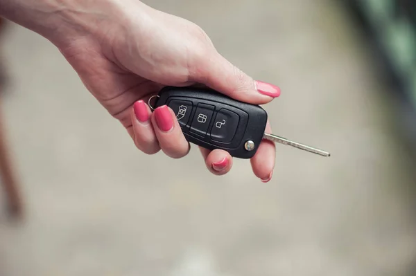Autoschlüssel Der Hand Der Frau Verkäufer Und Transportversicherung — Stockfoto