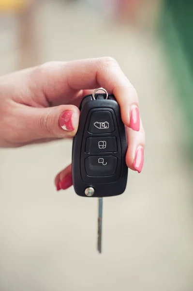 Autoschlüssel Der Hand Der Frau Verkäufer Und Transportversicherung — Stockfoto