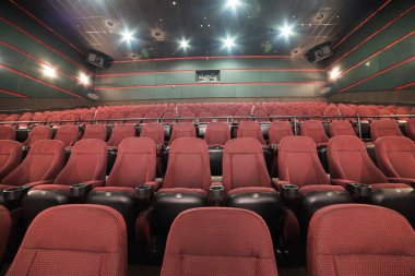 Sinema salonu. İçeri gir. Model yap. Sinema sabah sunumundan önce