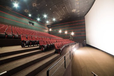 Sinema salonu. İçeri gir. Model yap. Sinema sabah sunumundan önce