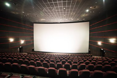 Sinema salonu. İçeri gir. Model yap. Sinema sabah sunumundan önce