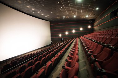 Sinema salonu. İçeri gir. Model yap. Sinema sabah sunumundan önce