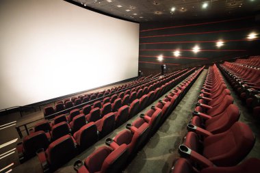 Sinema salonu. İçeri gir. Model yap. Sinema sabah sunumundan önce
