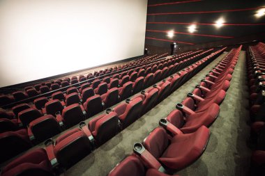 Sinema salonu. İçeri gir. Model yap. Sinema sabah sunumundan önce