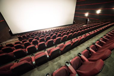 Sinema salonu. İçeri gir. Model yap. Sinema sabah sunumundan önce