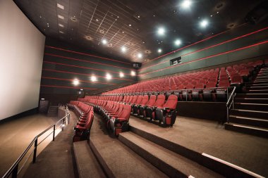 Sinema salonu. İçeri gir. Model yap. Sinema sabah sunumundan önce