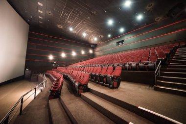 Sinema salonu. İçeri gir. Model yap. Sinema sabah sunumundan önce