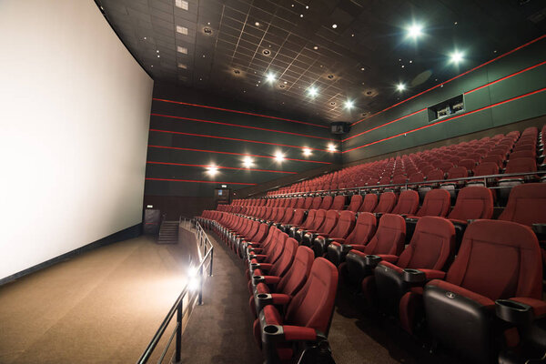 Кинотеатр. Внутрь. Нарисуй. кинотеатр до утренней презентации
