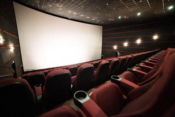 Sinema salonu. İçeri gir. Model yap. Sinema sabah sunumundan önce