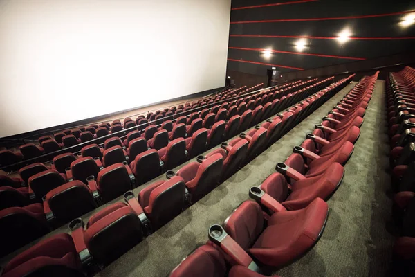 Sinema salonu. İçeri gir. Model yap. Sinema sabah sunumundan önce