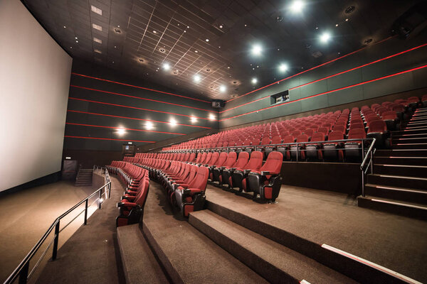 Кинотеатр. Внутрь. Нарисуй. кинотеатр до утренней презентации
