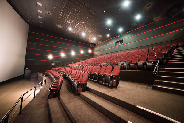 Кинотеатр. Внутрь. Нарисуй. кинотеатр до утренней презентации
