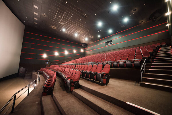 Кинотеатр. Внутрь. Нарисуй. кинотеатр до утренней презентации
