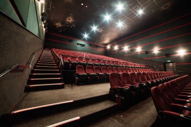 Sinema salonu. İçeri gir. Model yap. Sinema sabah sunumundan önce