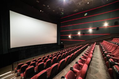 Sinema salonu. İçeri gir. Model yap. Sinema sabah sunumundan önce