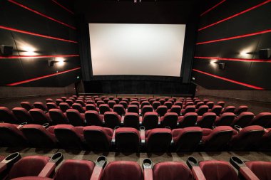 Sinema salonu. İçeri gir. Model yap. Sinema sabah sunumundan önce
