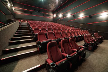 Sinema salonu. İçeri gir. Model yap. Sinema sabah sunumundan önce