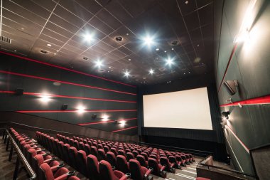 Sinema salonu. İçeri gir. Model yap. Sinema sabah sunumundan önce