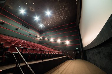 Sinema salonu. İçeri gir. Model yap. Sinema sabah sunumundan önce