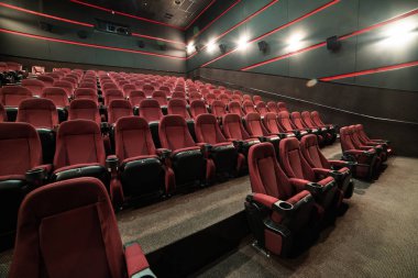 Sinema salonu. İçeri gir. Model yap. Sinema sabah sunumundan önce