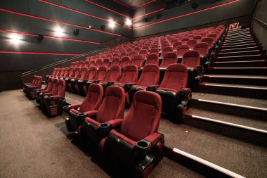 Sinema salonu. İçeri gir. Model yap. Sinema sabah sunumundan önce