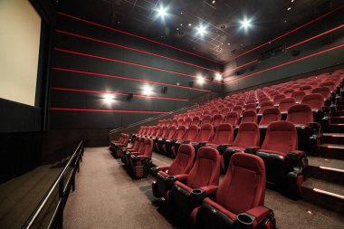 Sinema salonu. İçeri gir. Model yap. Sinema sabah sunumundan önce