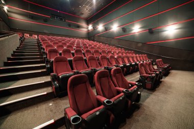 Sinema salonu. İçeri gir. Model yap. Sinema sabah sunumundan önce