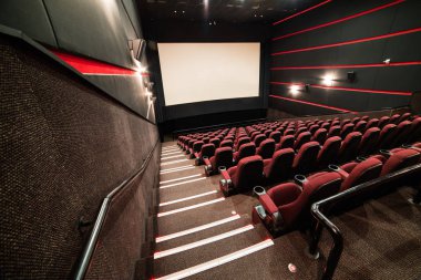 Sinema salonu. İçeri gir. Model yap. Sinema sabah sunumundan önce