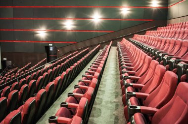 Sinema salonu. İçeri gir. Model yap. Sinema sabah sunumundan önce