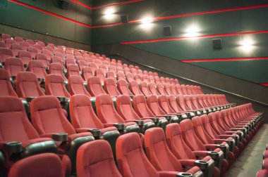 Sinema salonu. İçeri gir. Model yap. Sinema sabah sunumundan önce