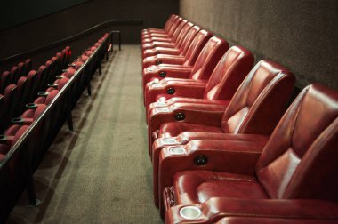 Sinema salonu. İçeri gir. Model yap. Sinema sabah sunumundan önce