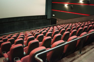 Sinema salonu. İçeri gir. Model yap. Sinema sabah sunumundan önce