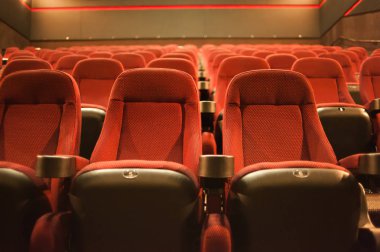 Sinema salonu. İçeri gir. Model yap. Sinema sabah sunumundan önce