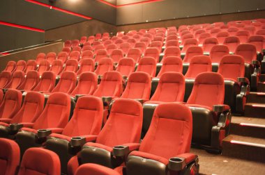 Sinema salonu. İçeri gir. Model yap. Sinema sabah sunumundan önce