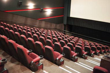Sinema salonu. İçeri gir. Model yap. Sinema sabah sunumundan önce