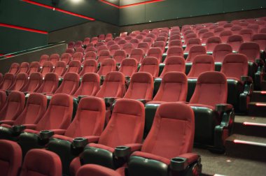 Sinema salonu. İçeri gir. Model yap. Sinema sabah sunumundan önce