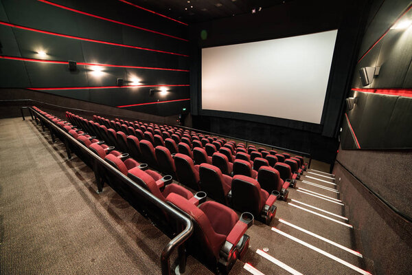 Кинотеатр. Внутрь. Нарисуй. кинотеатр до утренней презентации
