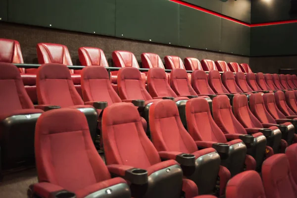 Sinema salonu. İçeri gir. Model yap. Sinema sabah sunumundan önce