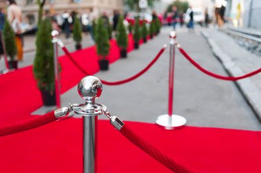 Özel bir etkinlikte kırmızı halı. Ödül töreni kırmızı halı festivali ya da ünlü giriş konsepti.