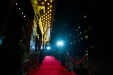 Özel bir etkinlikte kırmızı halı. Ödül töreni kırmızı halı festivali ya da ünlü giriş konsepti.