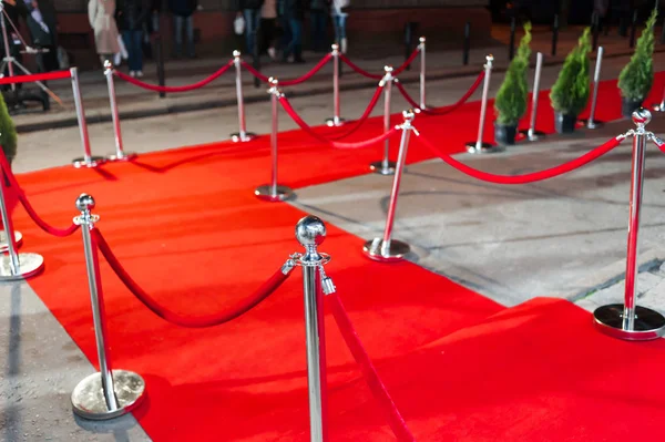 在独家新闻发布会上穿红地毯 颁奖典礼红地毯节庆活动或名人入场的概念 — 图库照片