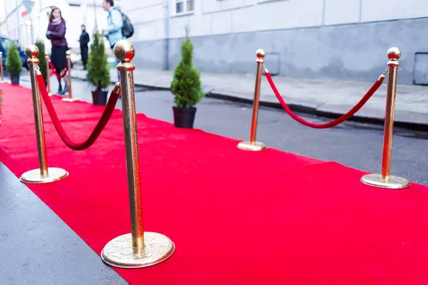 在独家新闻发布会上穿红地毯 颁奖典礼红地毯节庆活动或名人入场的概念 — 图库照片