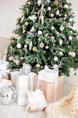 Klasik yılbaşı, yeni yıl dekore edilmiş iç mekan ağacı. Altın madalyalı Noel ağacı. Modern beyaz klasik tarz iç tasarım