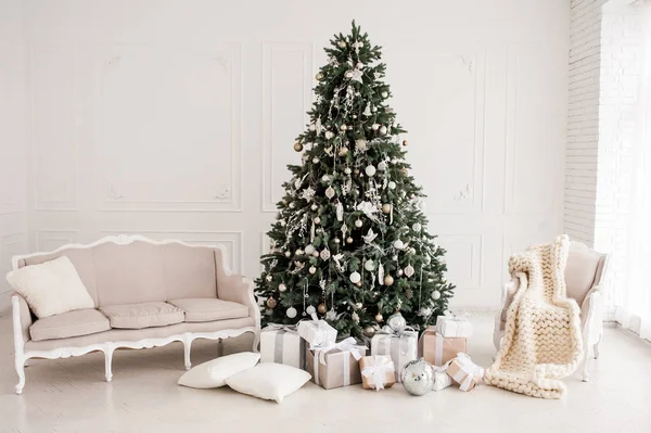 Klassische Weihnachten Neujahr Dekoriert Innenraum Neujahr Baum Weihnachtsbaum Mit Goldschmuck — Stockfoto