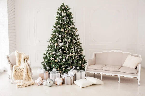 Klassische Weihnachten Neujahr Dekoriert Innenraum Neujahr Baum Weihnachtsbaum Mit Goldschmuck — Stockfoto